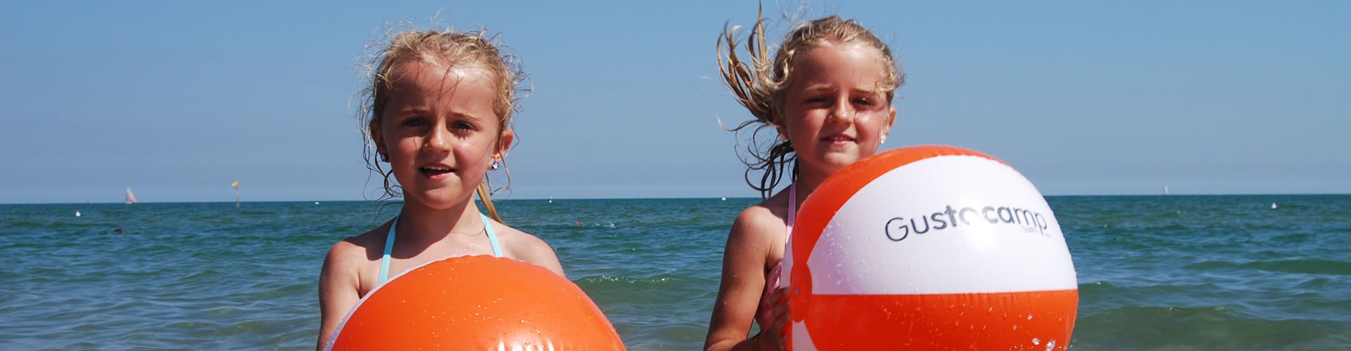 Italien - Adriaküste - Maiurlaub - Mädchen mit Strandball auf dem Campingplatz Marina di Venezia